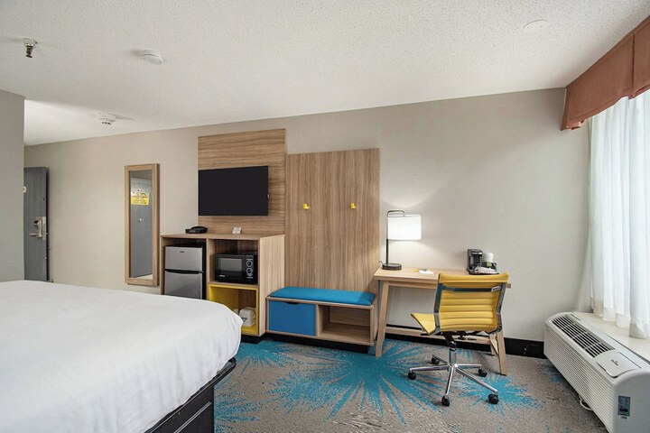 Days Inn & Suites by Wyndham Mt. Pleasant