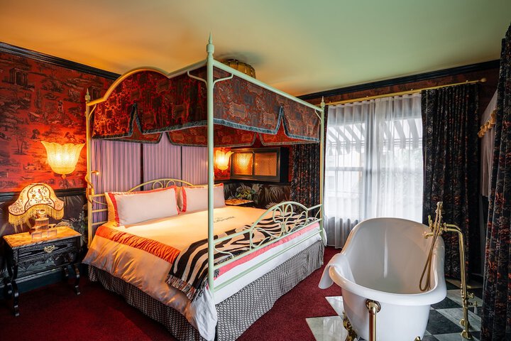 Lafayette Hotel & Club