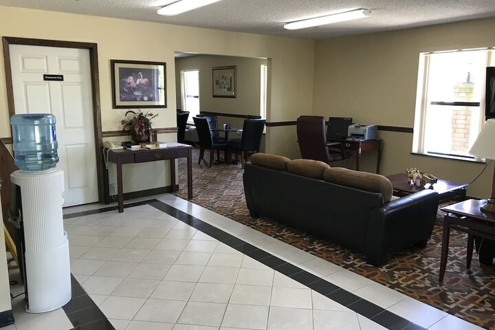 Clairmont Inn & Suites Warren