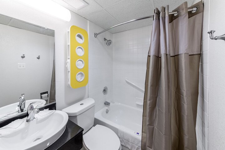 Motel 6 Warminster PA