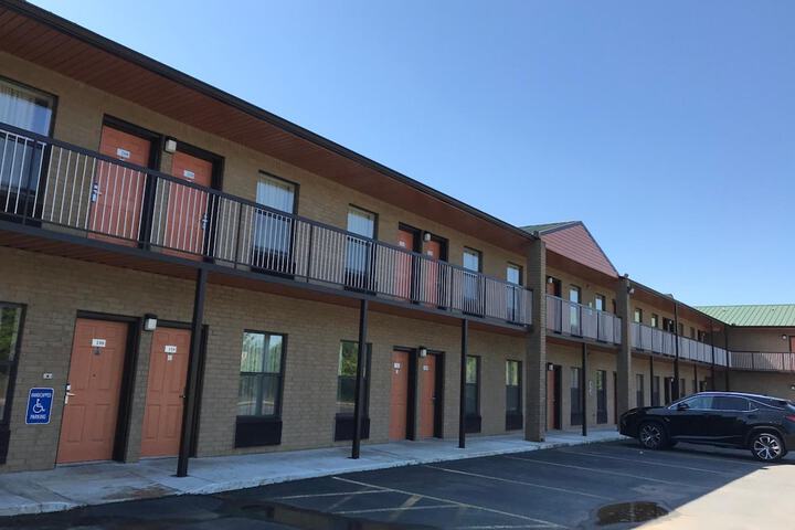 Clairmont Inn & Suites Warren