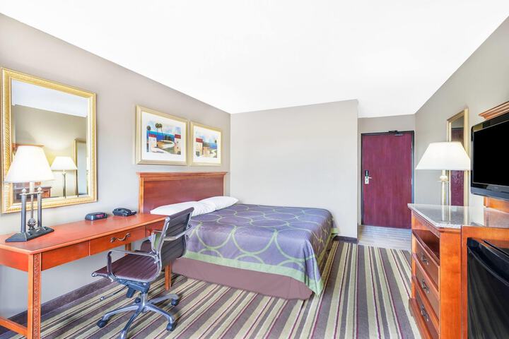Super 8 by Wyndham Tilton / Lake Winnipesaukee