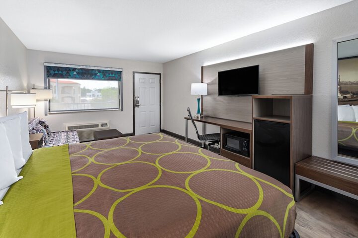 Super 8 by Wyndham Prattville Montgomery