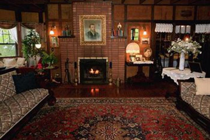 Spicer Castle Inn & Restaurant