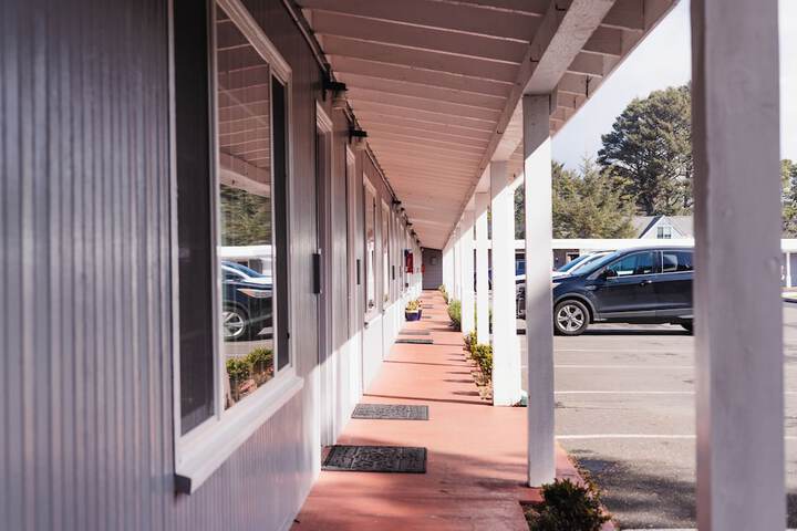 Tillicum Beach Motel (Deanes Oceanfront Lodge)