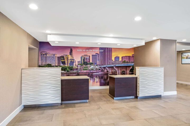 La Quinta Inn & Suites by Wyndham Hartford - Bradley Airport