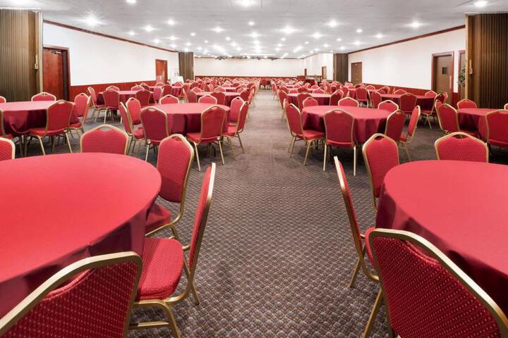 RAMADA BY WYNDHAM MEDFORD HOTEL AND CONF
