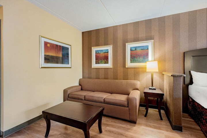 La Quinta Inn & Suites by Wyndham Bel Air / I-95 Exit 77A
