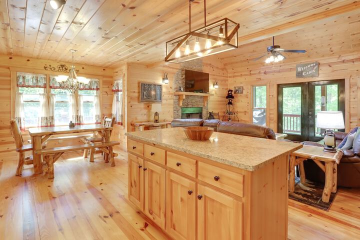 Private Ellijay Cabin w / Hot Tub & Amenities!