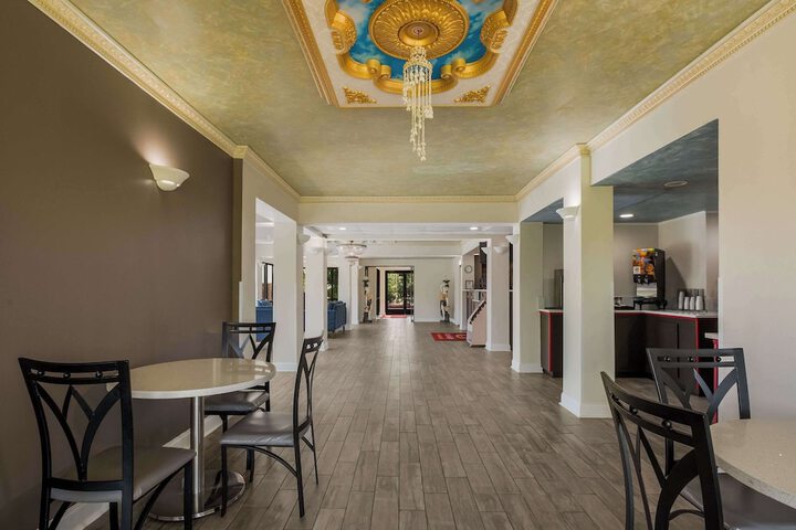 Econo Lodge Inn & Suites Diamondhead