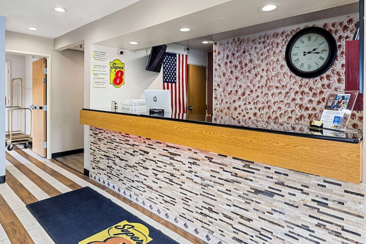 Super 8 by Wyndham Pittsburgh / Monroeville