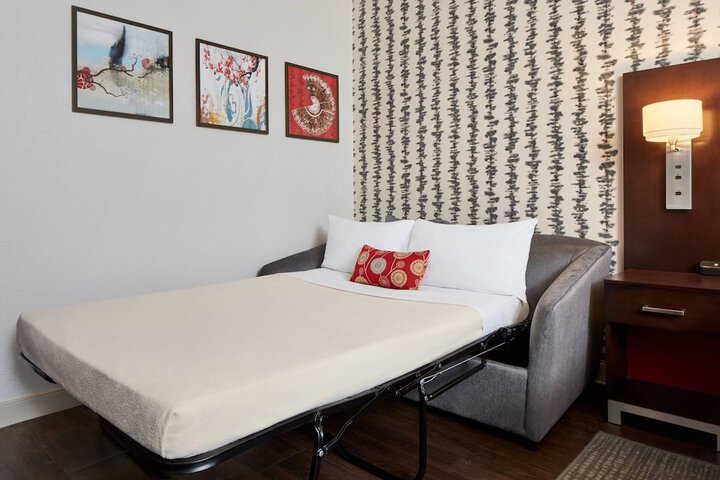 Room 10 of 32