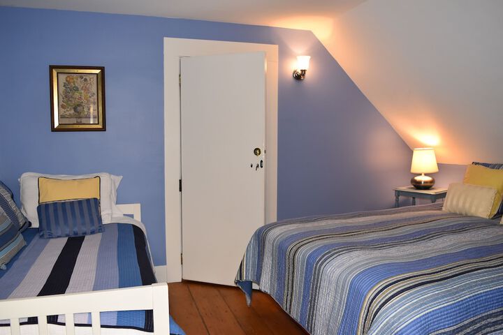 Room 11 of 32