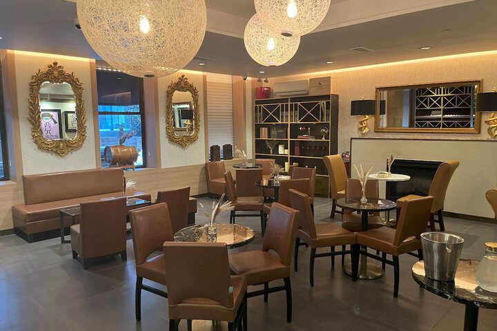 Lounge 79 of 83
