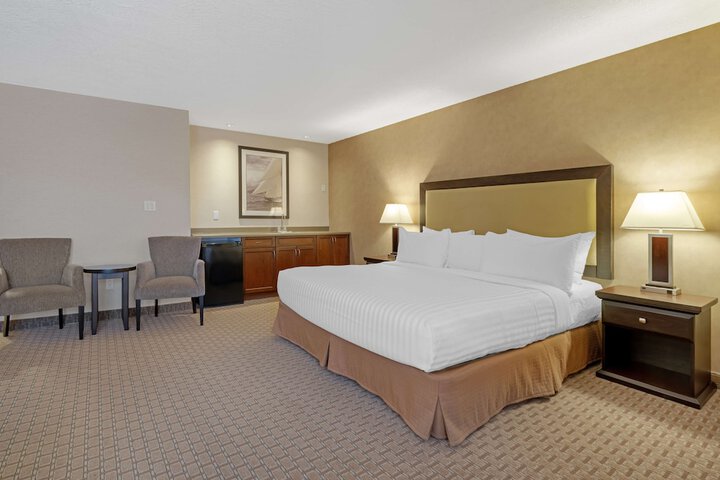 Best Western Plus Emerald Isle Hotel