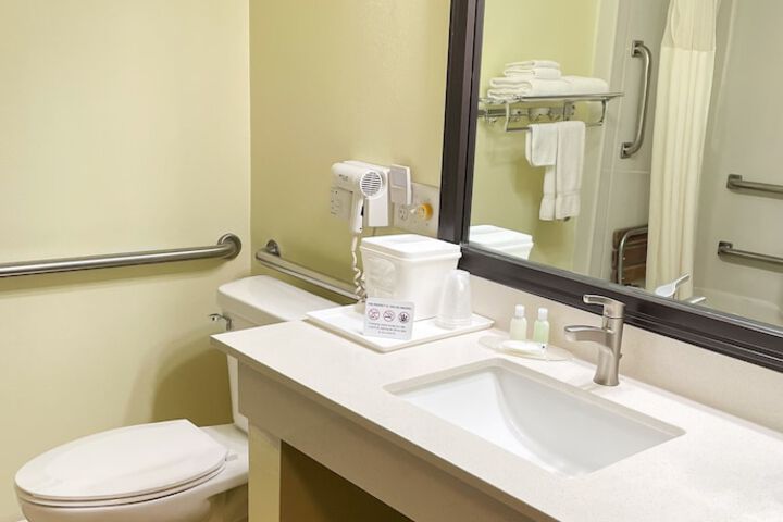 Hudson Inn & Suites