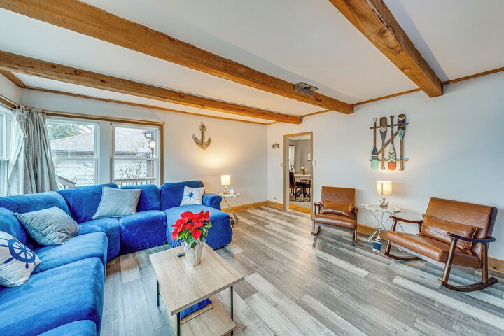 Waterfront Fox Lake Vacation Rental w / Fire Pit!