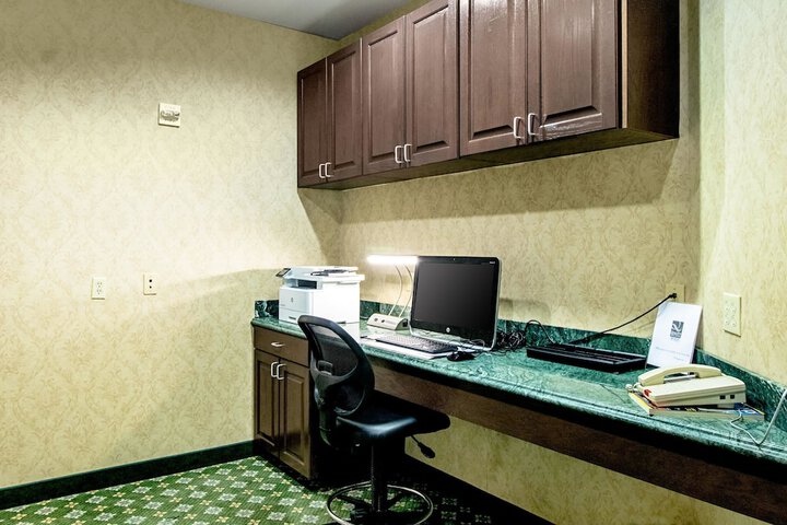 Business Center 29 of 32