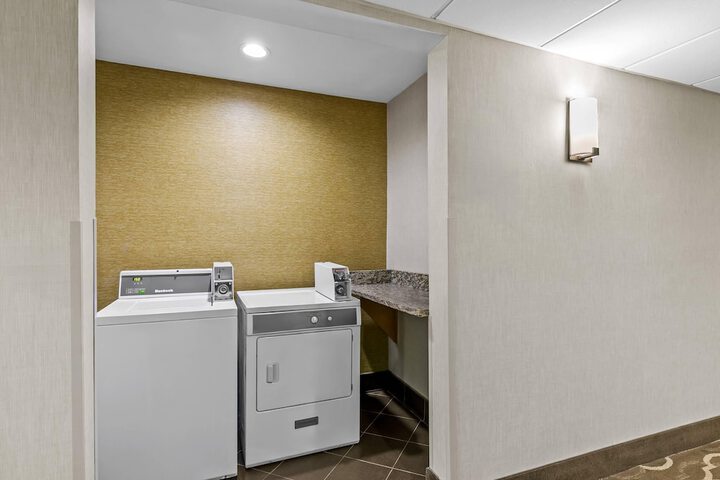 Comfort Inn & Suites Greenwood near University