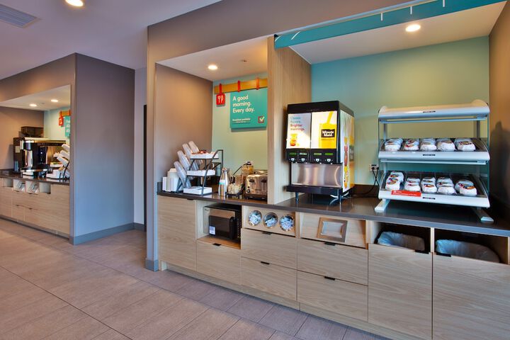 avid hotel Detroit Warren by IHG