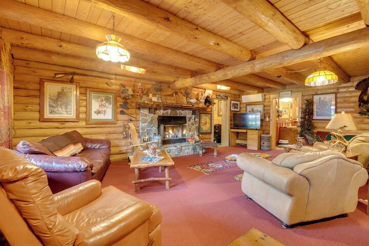 Handcrafted Log Cabin in Candor: Group Getaway!