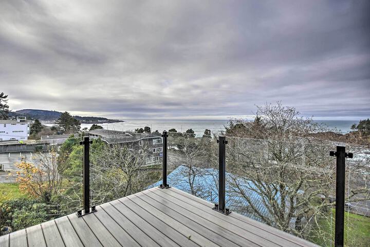 Scenic Depoe Bay Townhome w / Deck 1 Mi to Parks!