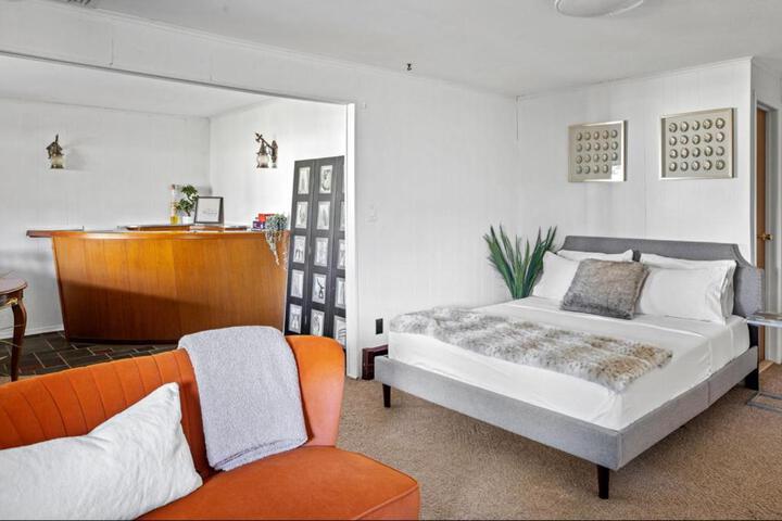 Cheerful Studio Getaway / Garden/By Lake State Park.