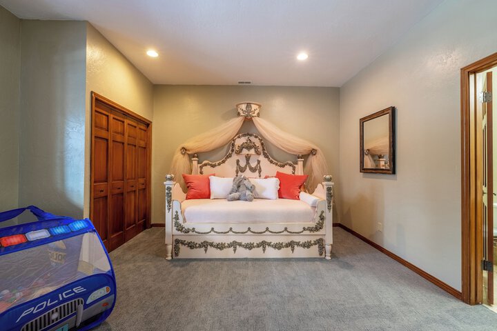 Room 225 of 306