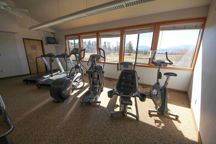 Condo w / Balcony & Views - Steps to Ski Shuttle!
