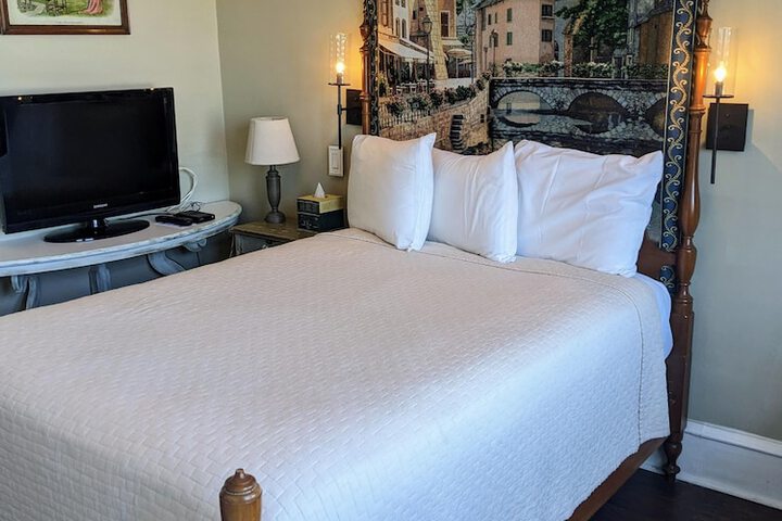 Room 103 of 119