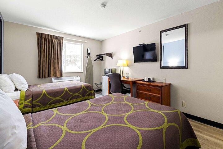 Super 8 by Wyndham Pittsburgh / Monroeville