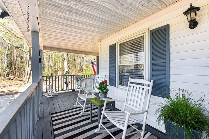 the Farmhouse in Fort Lawn w / Fire Pit & Deck!
