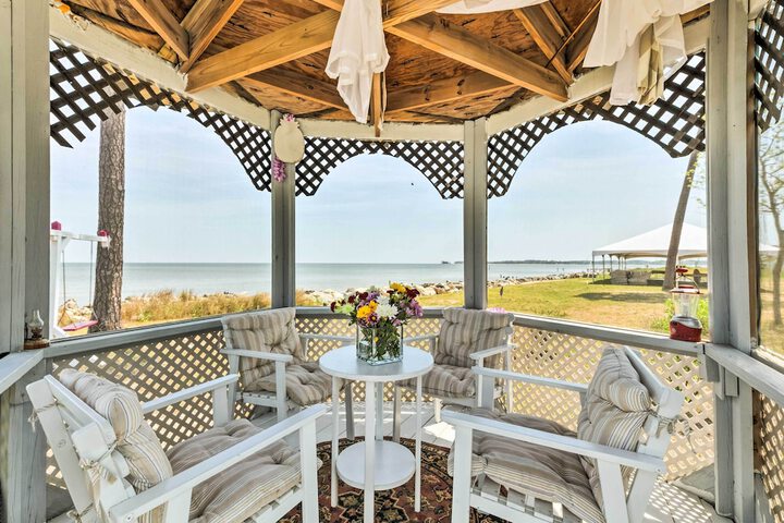 Oceanfront White Stone Cottage w / Private Beach!