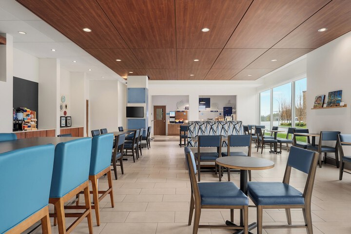 Holiday Inn Express & Suites Victoria - Colwood