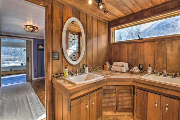 Lake Cabin w / King Bed Foodie Kitchen, & Views