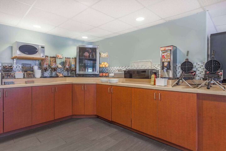 Super 8 by Wyndham Peterborough