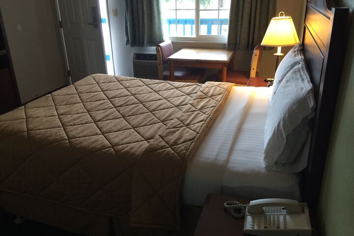Room 13 of 30