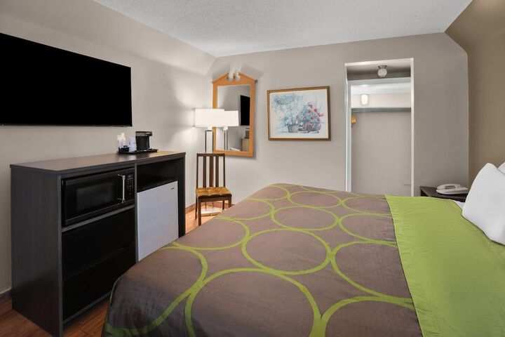Super 8 by Wyndham Gananoque / Country Squire Resort