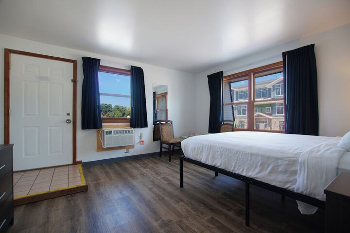 Snyders Shoreline Inn