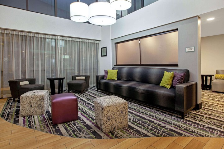 La Quinta Inn & Suites by Wyndham Detroit Metro Airport