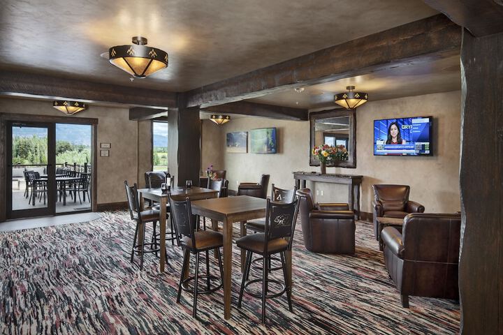 Glacier International Lodge