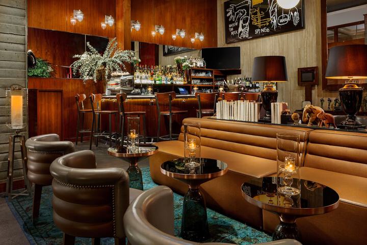 Lounge 42 of 61