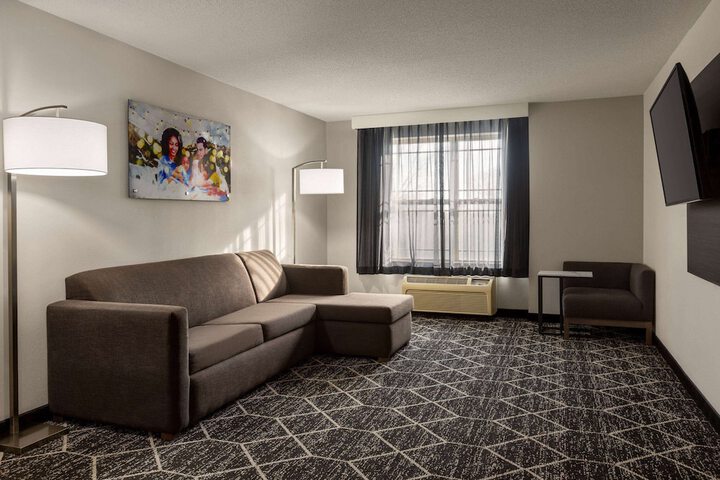 La Quinta Inn & Suites by Wyndham Lake George
