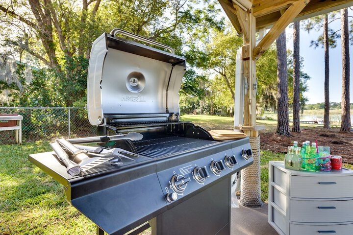 Lakefront Tavares Home w / Deck Patio & Dock!