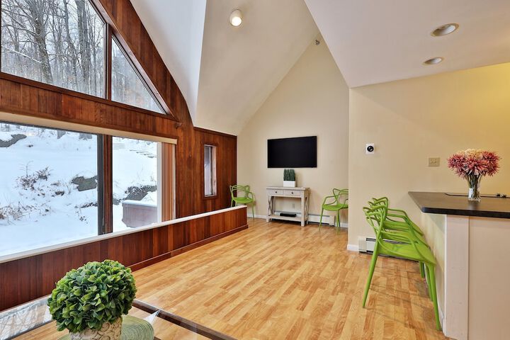 The Birch Ridge: Owners Suite #5 - Queen / sofa Bed Suite in Killington. Hot Tub. Renovated. 1 Bedroom Home