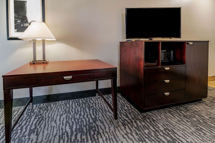 La Quinta Inn & Suites by Wyndham DFW Airport West - Bedford