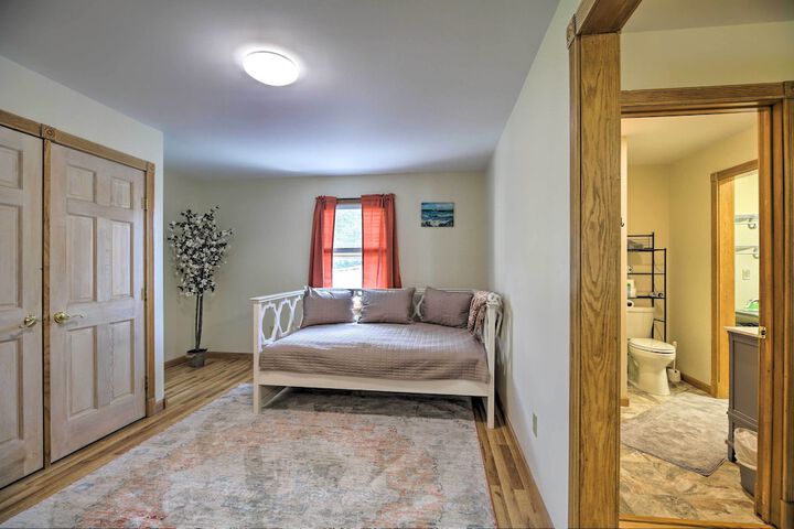 Lake Champlain Home w / Decks Kayaks & Fire Pit!