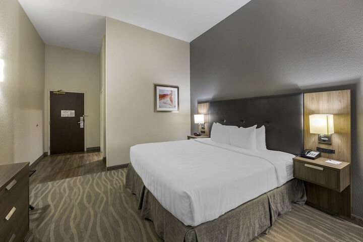 Room 11 of 28
