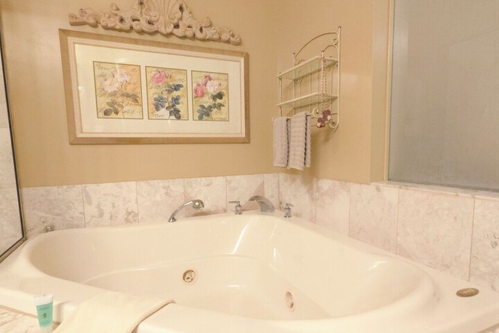 Twin Pine Manor Bed & Breakfast