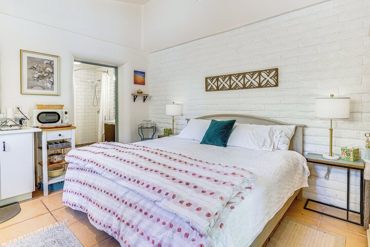 Casa Paloma Studio: Artsy & Airy w / Hot Tub Access
